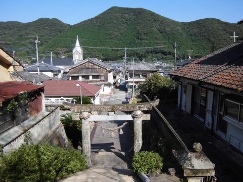 諏訪神社より協会を見て